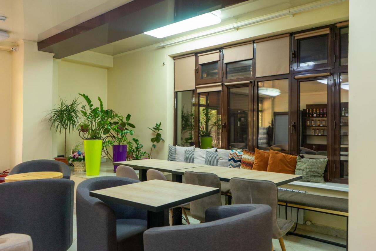 7 Days Hotel Almaty Bagian luar foto